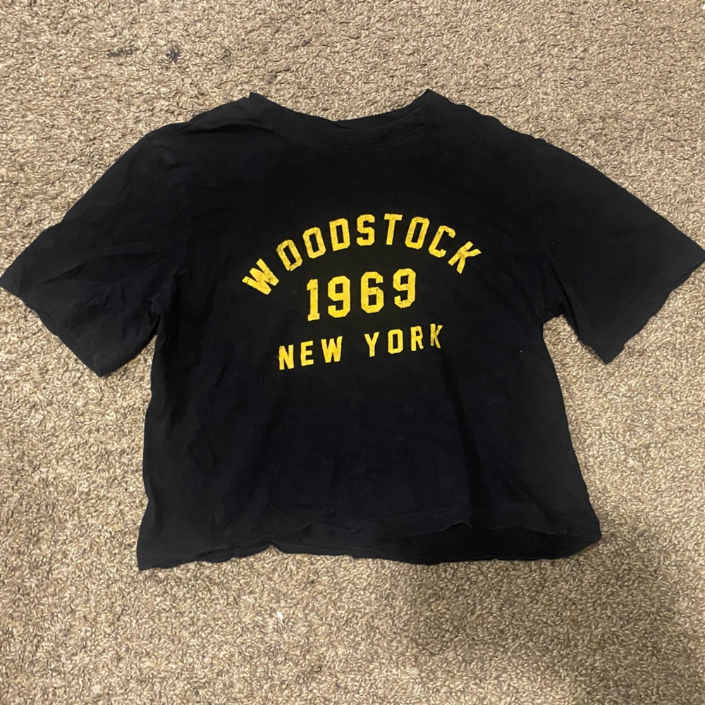 cropped black graphic tshirt